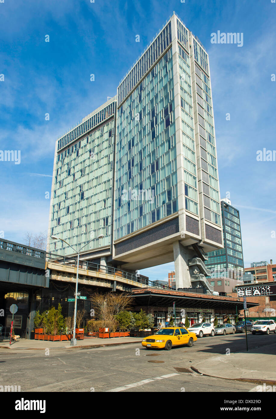 Vista di New York's High Line Park, in esecuzione sotto l'Hotel Standard tra il XII e il XIII strade, Manhattan. Foto Stock