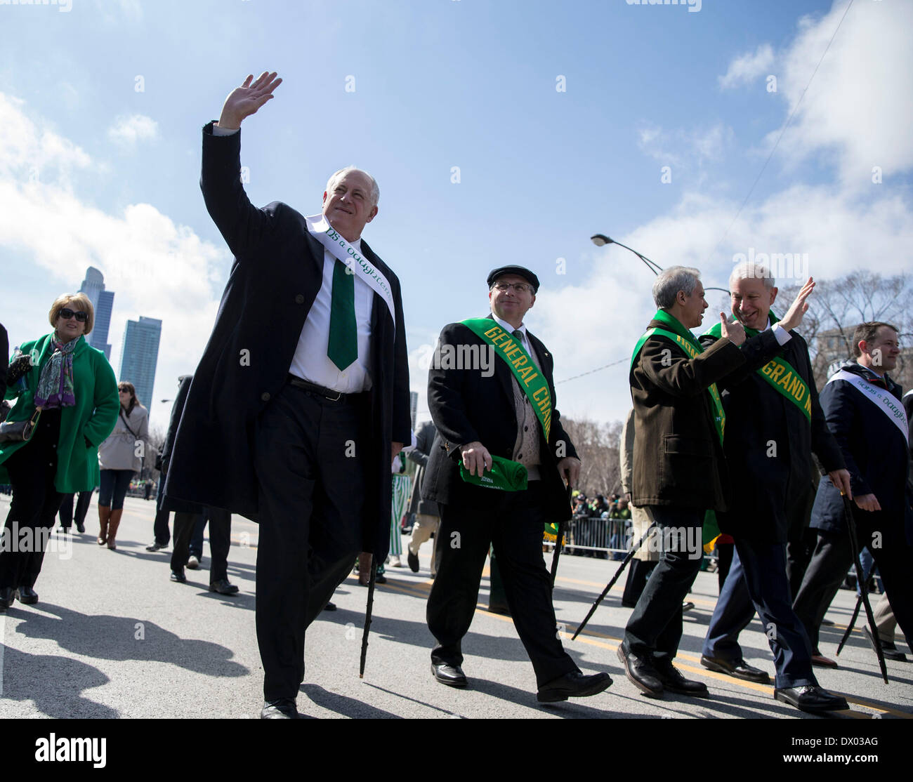 Chicago, Stati Uniti d'America. Xv Mar, 2014. Governatore dell'Illinois Pat Quinn le onde a gli spettatori durante la festa di San Patrizio Parade presso il centro di Chicago, Stati Uniti, il 15 marzo 2014. Credito: Shen Ting/Xinhua/Alamy Live News Foto Stock