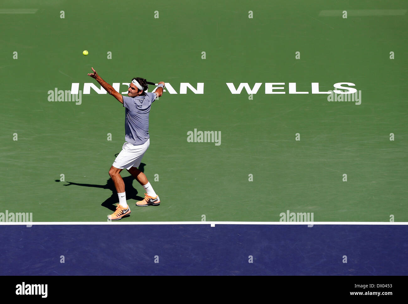 15 Marzo 2014: Roger Federer serve ad Alexandr Dolgopolov dell'Ucraina durante il BNP Paribas Open a Indian Wells Tennis Garden di Indian Wells CA. Foto Stock