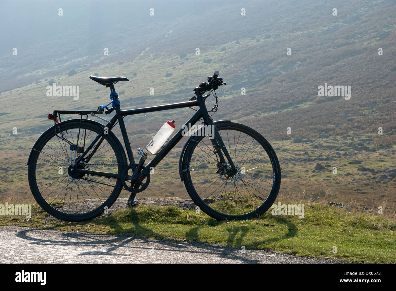 Turismo in bicicletta sulla strada stretta di Mungrisedale, Lake District, Inghilterra Foto Stock