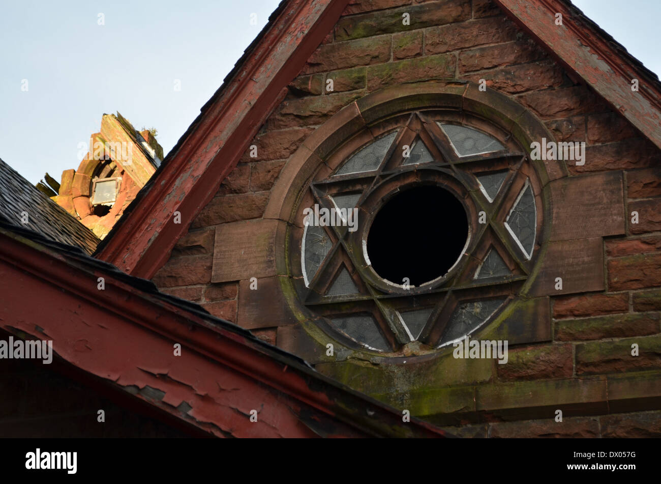 Stella di Davide finestra nella chiesa abbandonati Foto Stock