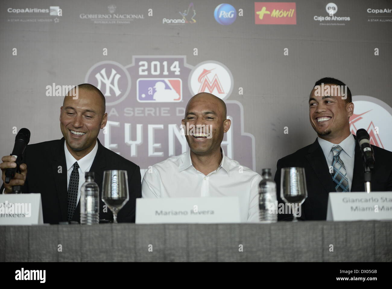 Panama City, Panama. Xv Mar, 2014. Player, e l'ex giocatore dei New York Yankees, Derek Jeter (L) e Mariano Rivera (C), insieme con Giancarlo Stanton del Miami Marlins prendere parte a una conferenza stampa nella città di Panama, capitale di Panama, il 15 marzo 2014. I New York Yankees e il Miami Marlins suonerà due giochi di esposizioni in omaggio a Mariano Rivera. Credito: Mauricio Valenzuela/Xinhua/Alamy Live News Foto Stock