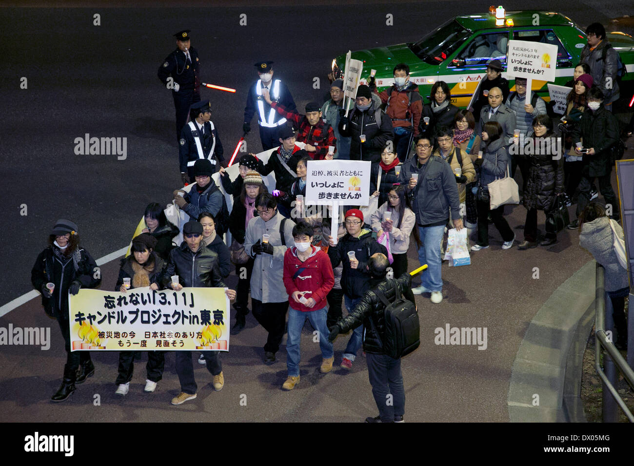 Tokyo, Giappone. Undicesimo Mar, 2014. Anti-armi nucleari pacifici dimostranti lasciare candele sul pavimento dopo aver finito il 'non dimenticare 3/11 candela Progetto' rally nel centro di Tokyo, 11 marzo 2014. Il giorno del terzo anniversario del grande oriente giappone terremoto e TEPCO Fukushima Daiichi centrale nucleare incidente del Marzo 11, 2011. © Rodrigo Reyes Marin/AFLO/Alamy Live News Foto Stock