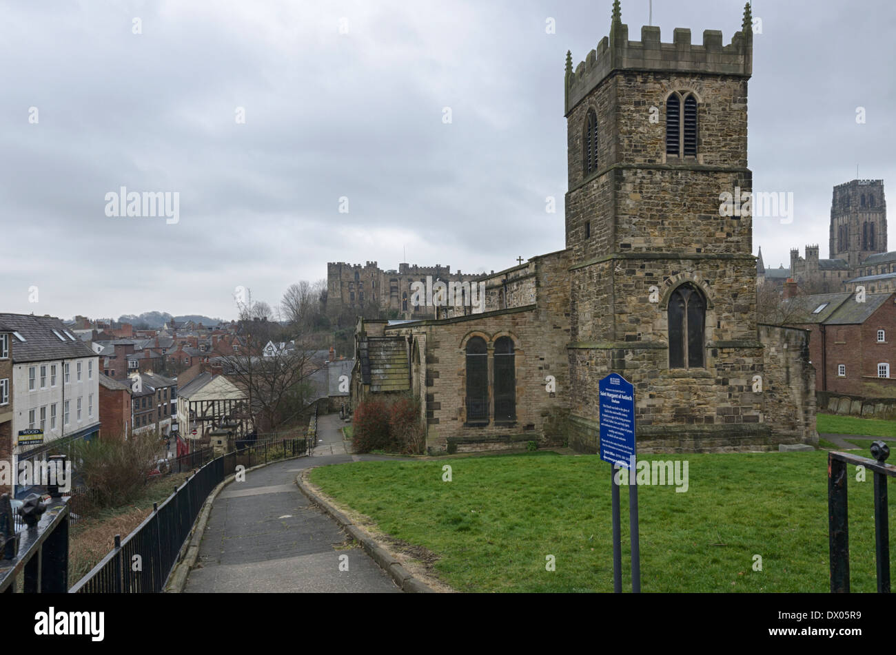 'Saint Margherita di Antiochia' chiesa in Durham. La Cattedrale di Durham e catle sono visibili dietro la Chiesa. Foto Stock