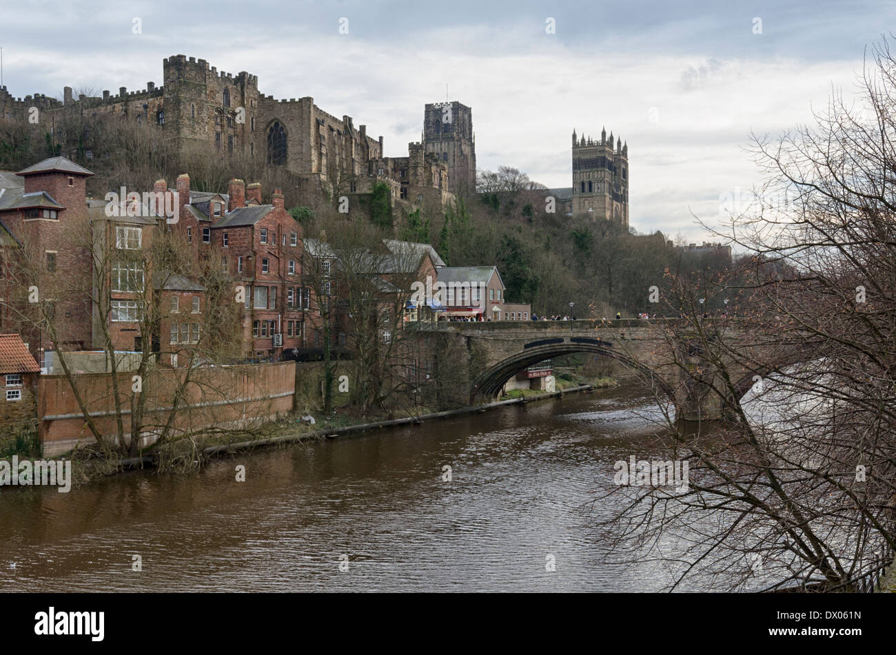 La città di Durham in inverno sul fiume usura, a nord ovest dell'Inghilterra. Il Castello e la Cattedrale sono visibili oltre il ponte. Foto Stock