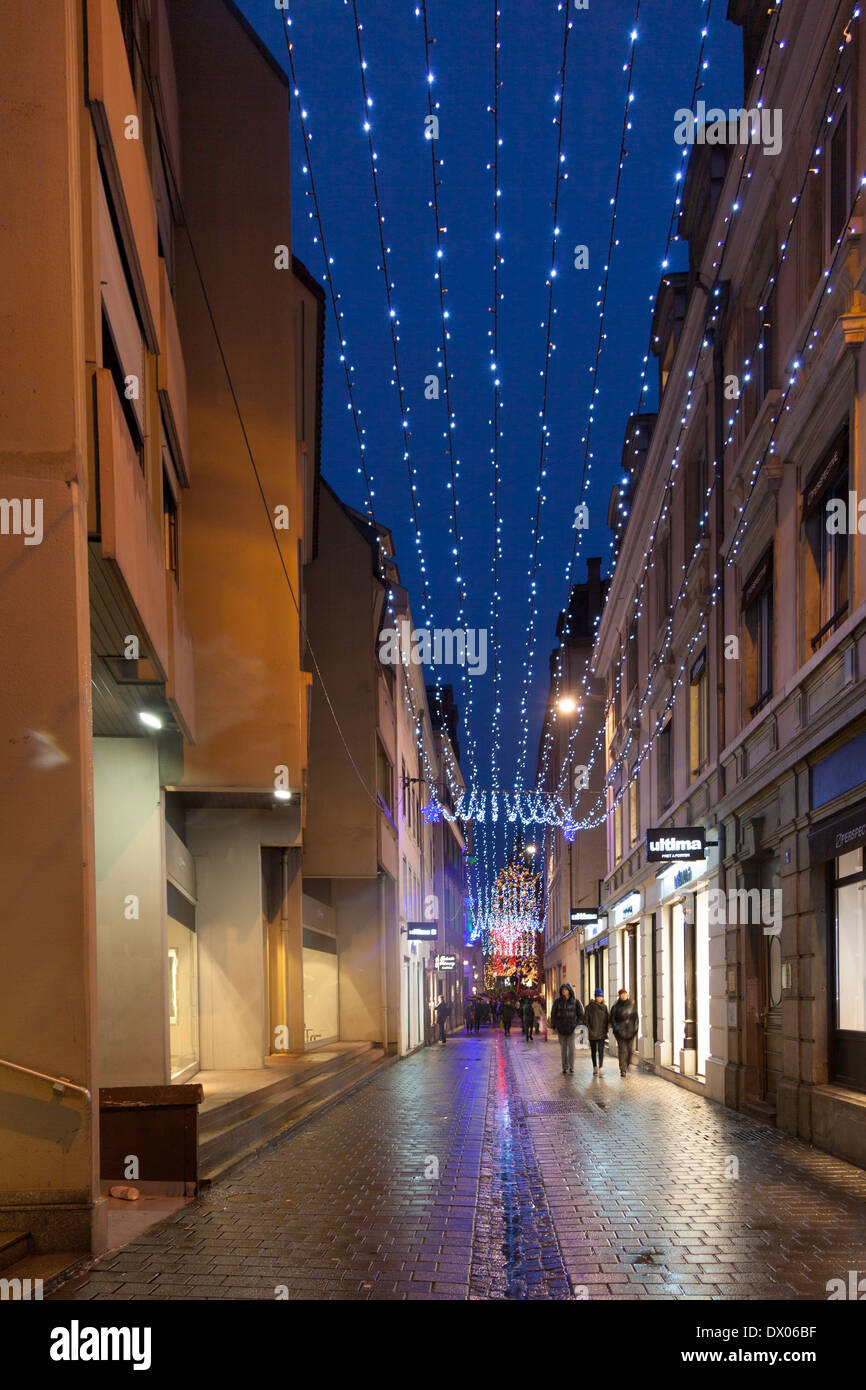 Luci di Natale nel vicolo, Strasburgo, Francia Foto Stock