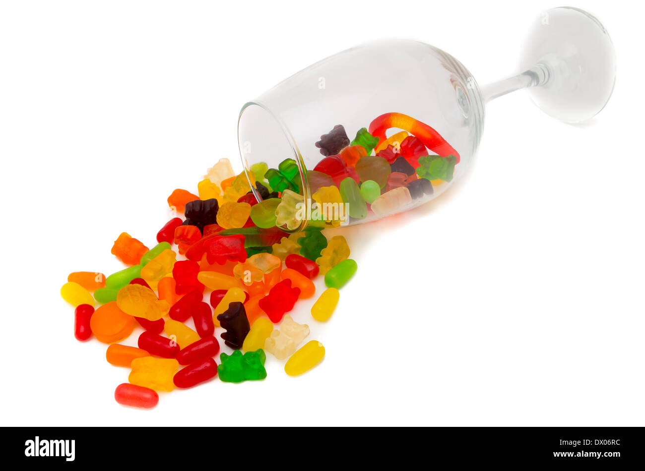 Gelatina colorata orsi in un bicchiere da vino isolato su bianco. Foto Stock