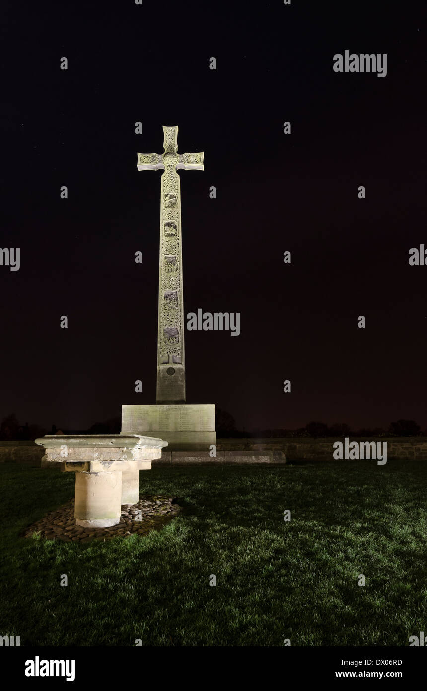 La fotografia notturna di Durham Memoriale di guerra dalla cattedrale Foto Stock