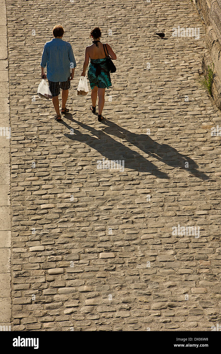 Vista posteriore della coppia giovane camminando sulla strada Foto Stock