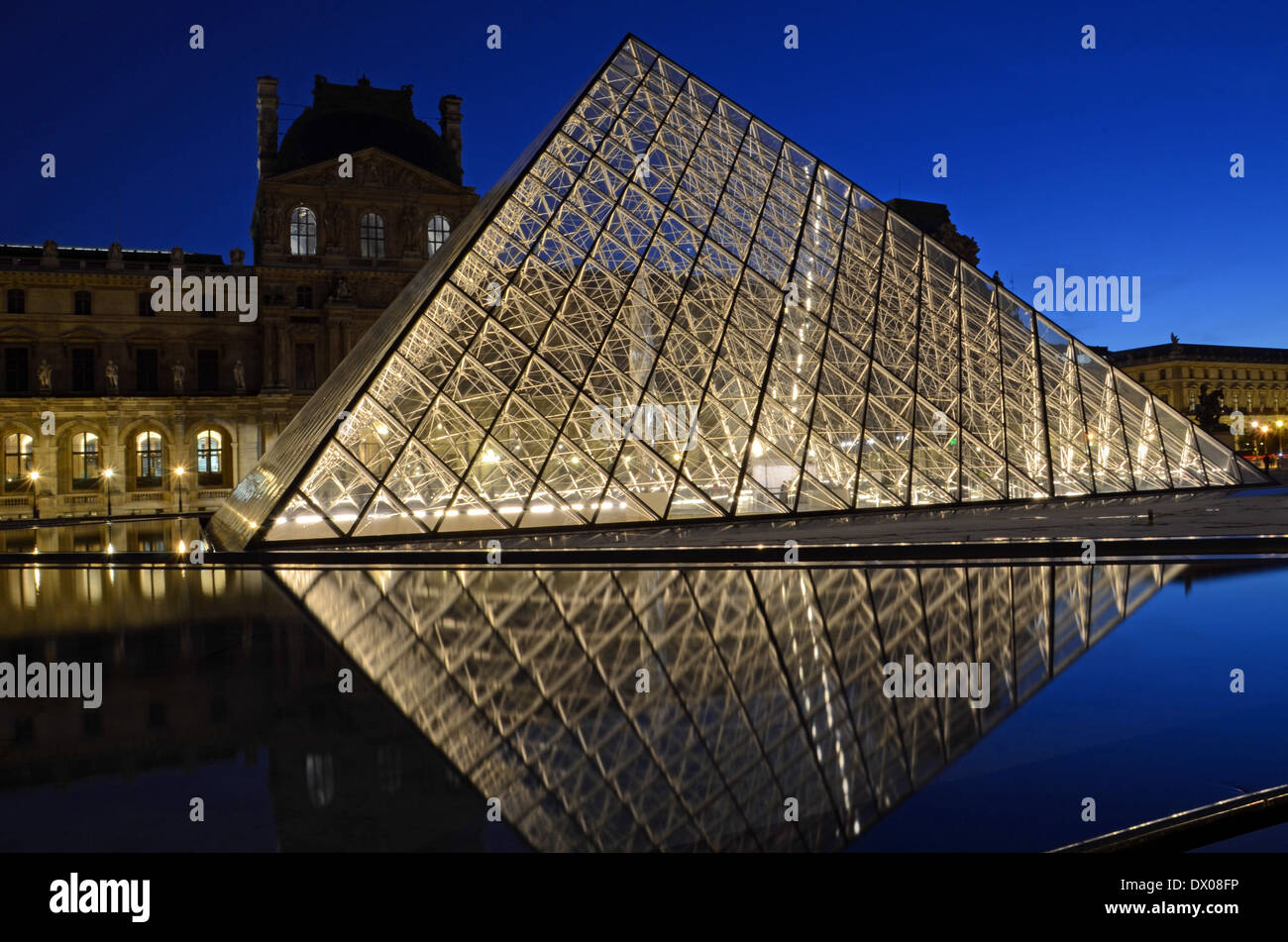 La piramide del Louvre Foto Stock