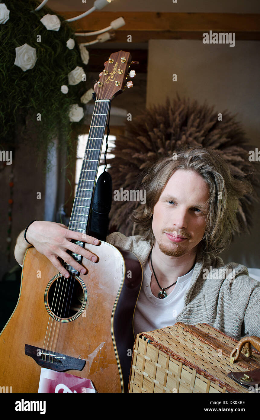 Dispensa - una dispensa non datata immagine mostra musicista tedesco Joeran Steinhauer posa col suo guitat. Steinhauer sta andando a competere per la Lettonia con la sua band "Aarzemnieki' (lit. Straniero) al prossimo Eurvision Song Contest 2014. Foto: Linda Rutule (: PER/Credito - foto: LINDA RUTULE) Foto Stock