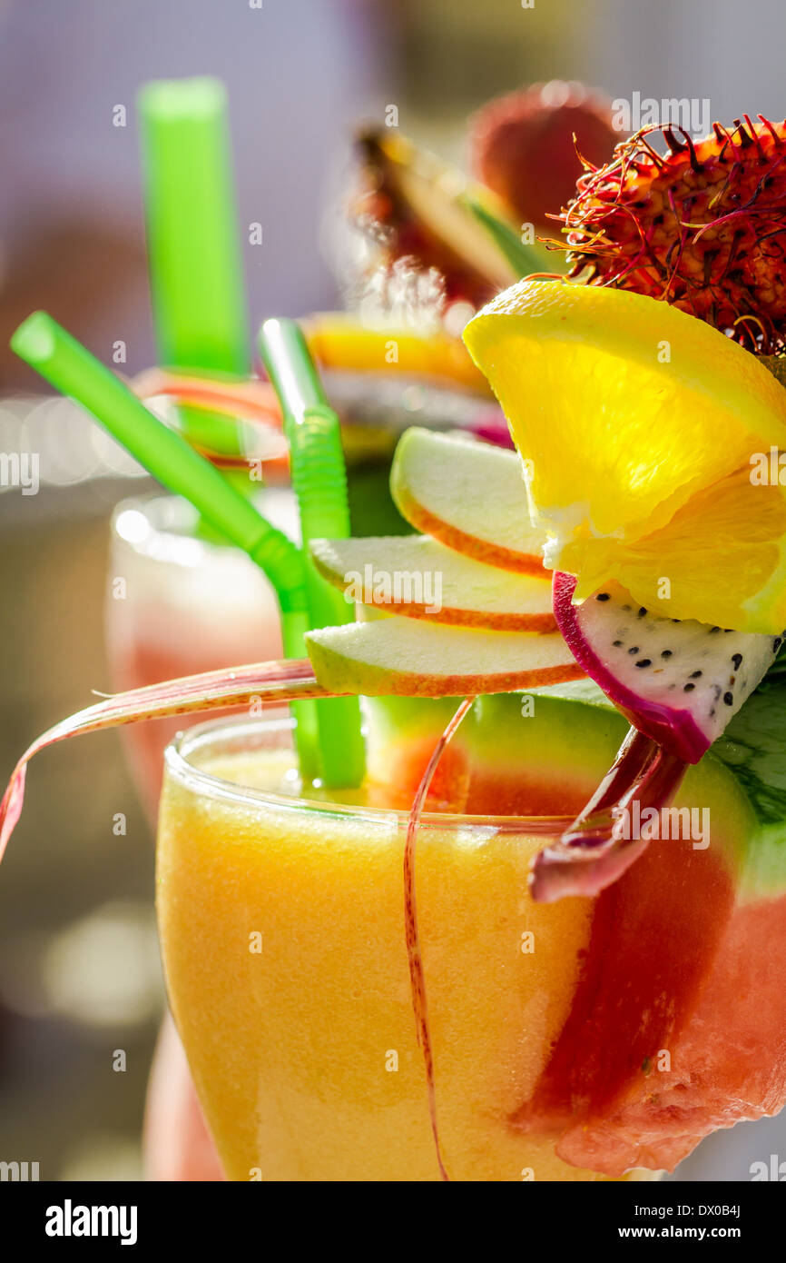 Primo piano della bevanda con cocomero e frutta fresca Foto Stock