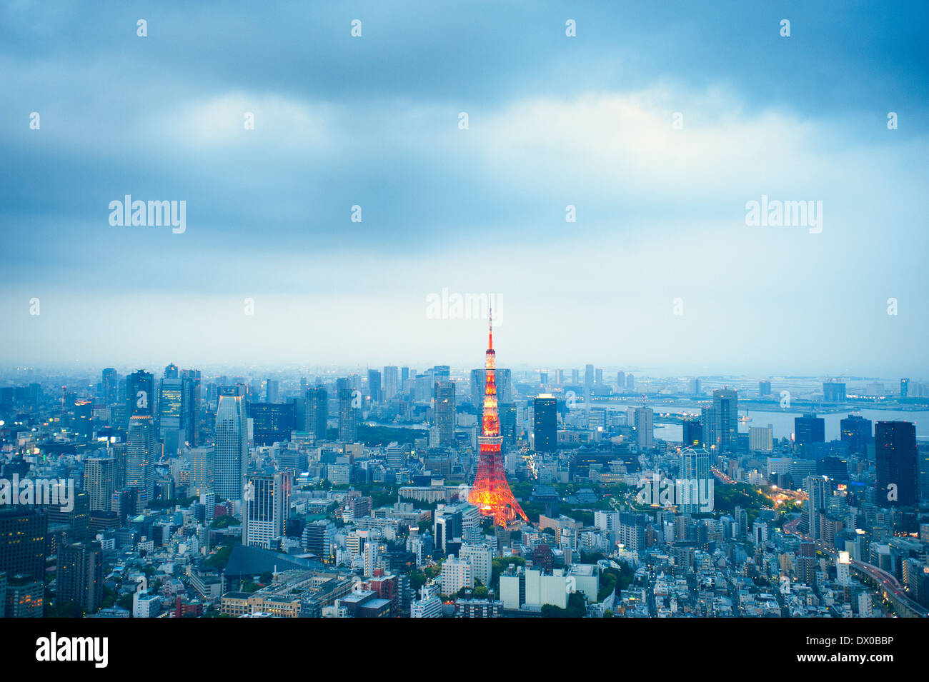 Vista della skyline di Tokyo e la torre della televisione in Giappone Foto Stock