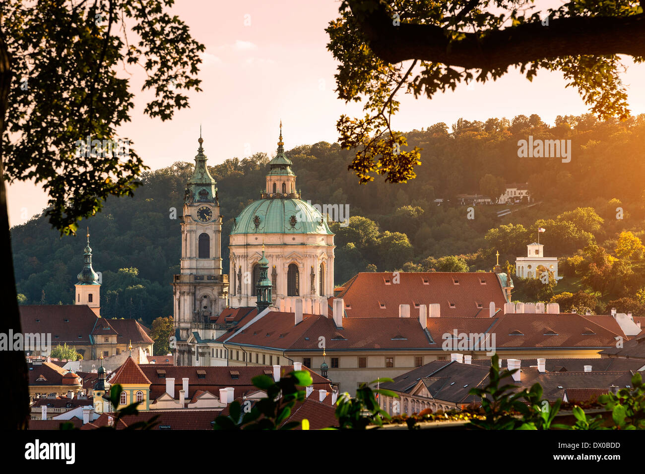 La cupola e il Campanile di San Nicola, chiesa, Praga, Repubblica Ceca. Foto Stock