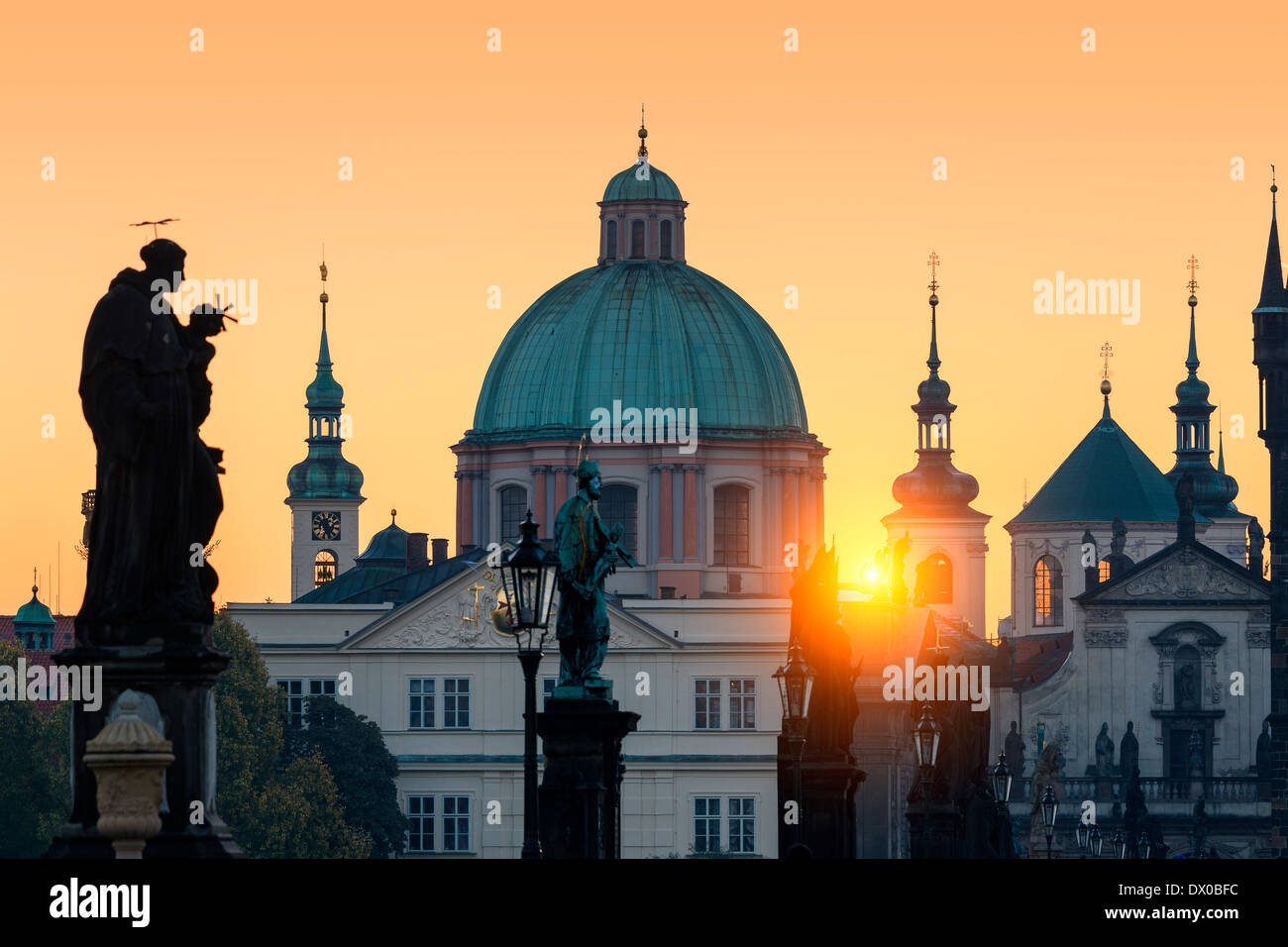 Praga, il Ponte Carlo e sulle guglie della Città Vecchia di sunrise Foto Stock