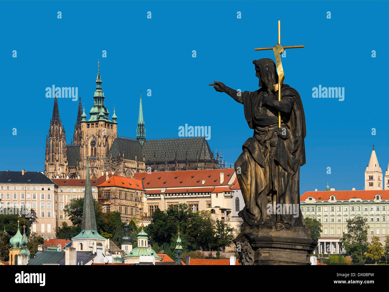 Statua di San Giovanni Battista sul Ponte Carlo, il Castello di Praga, Repubblica Ceca Foto Stock