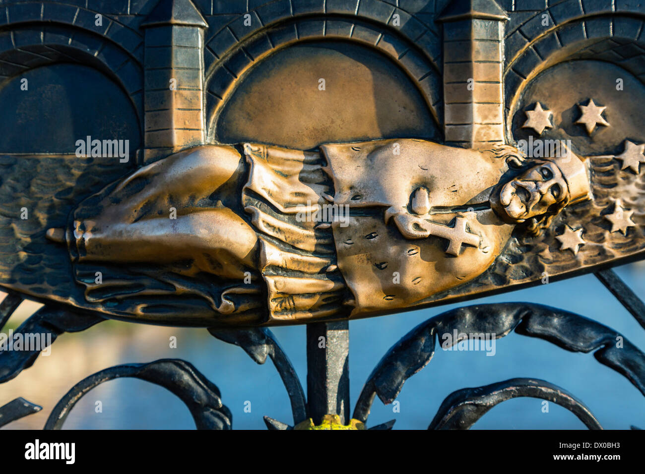 Praga. Bronzo scultorea dettaglio sul Ponte Carlo Foto Stock