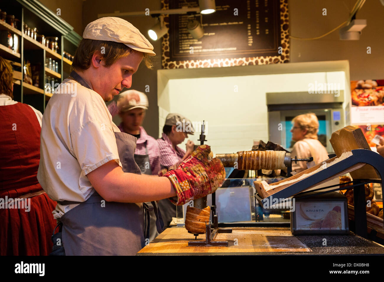Trdelník, ceco tradizionale pasticceria dolce alla brace e condito con zucchero. Foto Stock