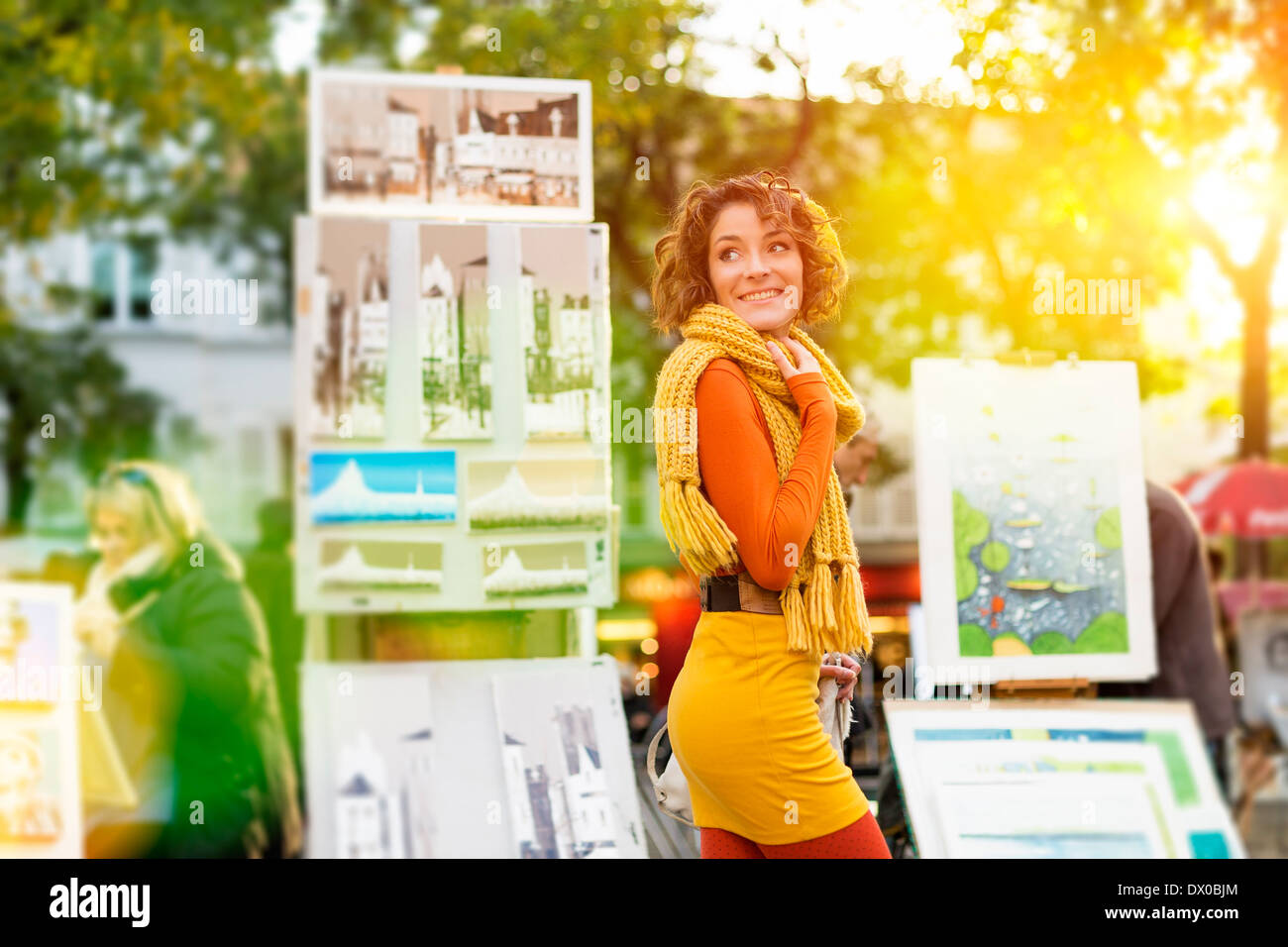 Parigi, Donna a piedi attraverso la Place du Tertre a Montmartre Foto Stock