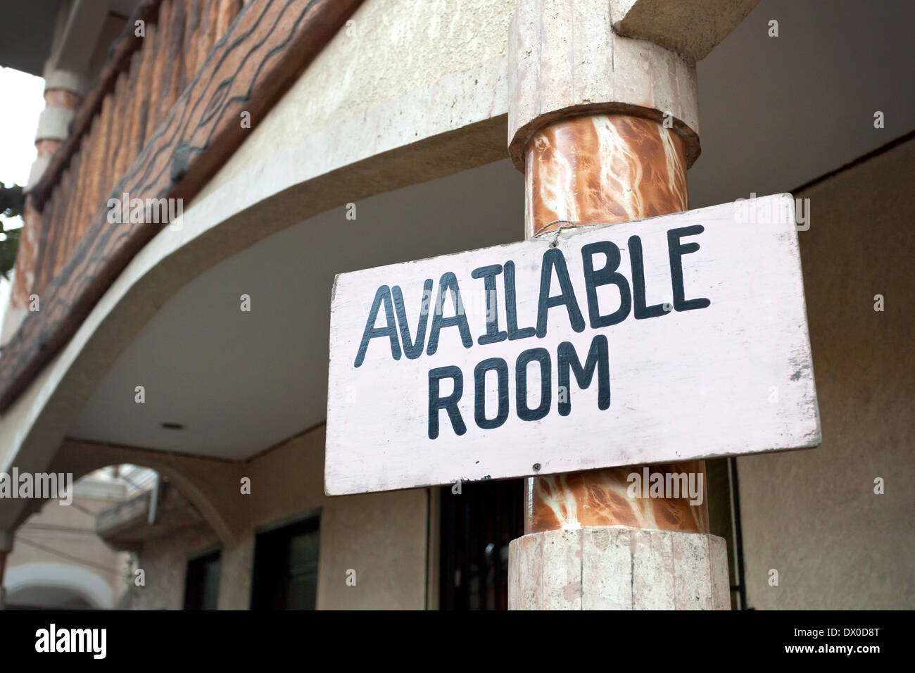 Camera disponibile cartello fuori Hotel, posto vacante in attesa della camera per gli ospiti Foto Stock
