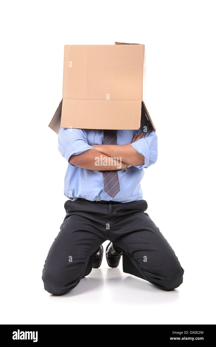 Imprenditore con scatola di cartone nella sua testa Foto Stock