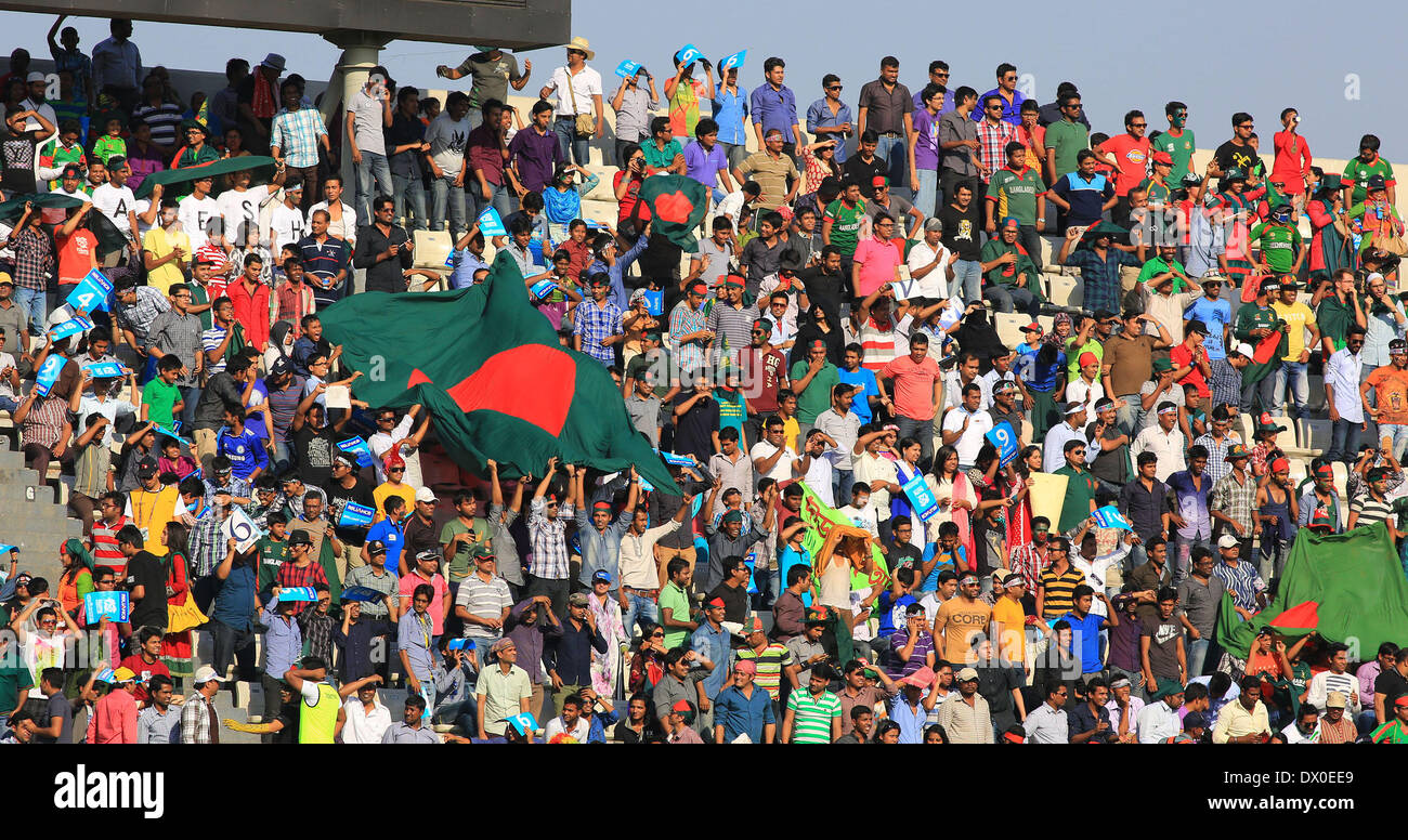 Dacca in Bangladesh. 16 Mar, 2014. I sostenitori del Bangladesh allegria durante la International Cricket Consiglio (ICC) Venti 20 World Cup match di apertura tra il Bangladesh e Afghanistan a Sher-e-Bangla Stadium a Dhaka, nel Bangladesh, 16 marzo 2014. Credito: Shariful Islam/Xinhua/Alamy Live News Foto Stock