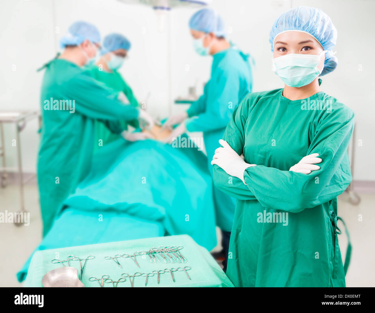 Chirurgo in piedi di fronte a un collega in una sala chirurgica Foto Stock