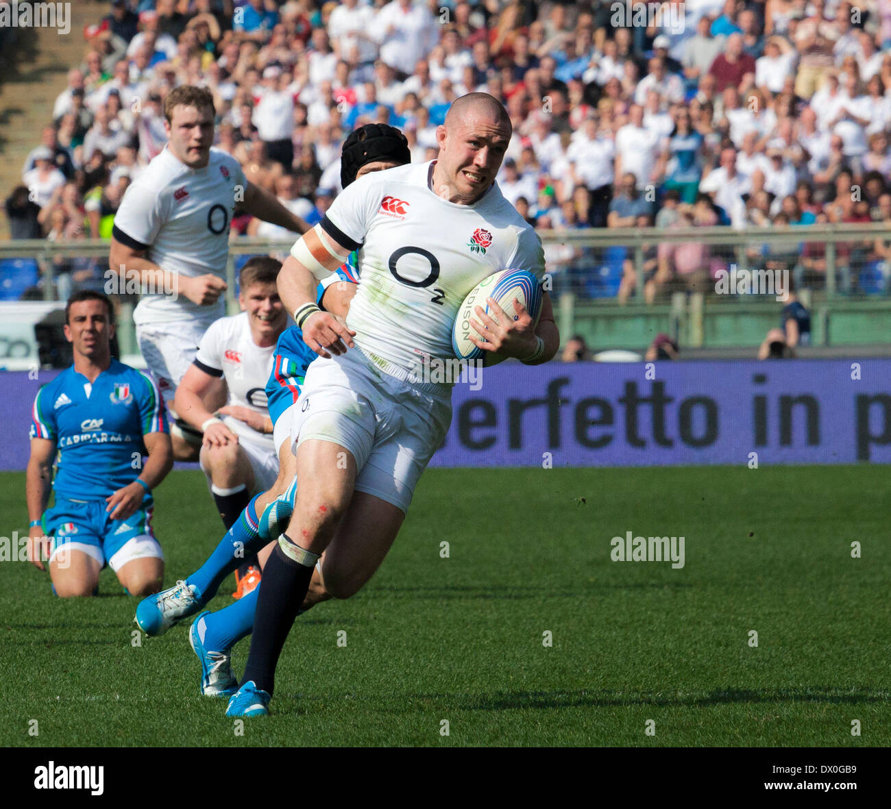 Italia v Inghilterra. RBS 6 Nazioni di rugby, Roma, Italia. Inghilterra batte Italia da 52 punti a 11 presso lo Stadio Olimpico. Mike Brown punteggi Inghilterra del secondo tentativo. Foto Stock