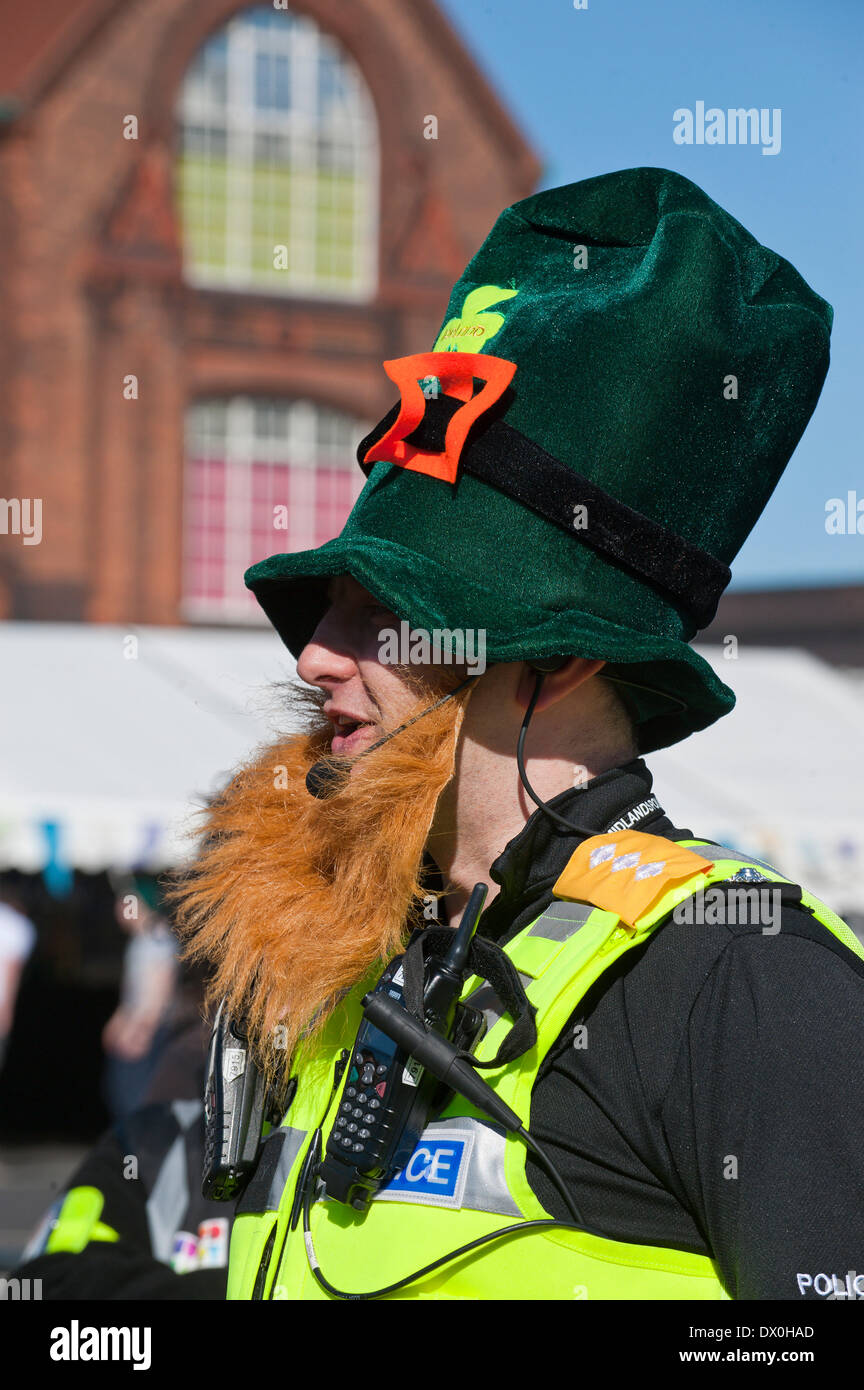 Birmingham, West Midlands, Regno Unito. 16 marzo 2014. La festa di san Patrizio Parade è il momento clou di San Patrizio Festival Birmingham - tre settimane di celebrazione della cultura irlandese. Istituito nel 1996, San Patrizio Festival Birmingham è una organizzazione senza scopo di lucro messo su prevalentemente da personale volontario e finanziato con la sponsorizzazione da parte di Birmingham City Council, le imprese locali, organizzazioni della comunità e di sovvenzioni alle organizzazioni. Il tema di quest anno è Irish i miti e le leggende e la sfilata sarà guidato da Olliphoist, un Irish Dragon. Credito: Graham M. Lawrence/Alamy Live News. Foto Stock