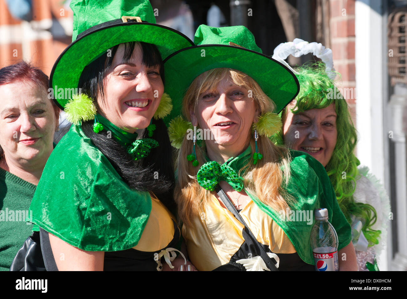 Birmingham, West Midlands, Regno Unito. 16 marzo 2014. La festa di san Patrizio Parade è il momento clou di San Patrizio Festival Birmingham - tre settimane di celebrazione della cultura irlandese. Istituito nel 1996, San Patrizio Festival Birmingham è una organizzazione senza scopo di lucro messo su prevalentemente da personale volontario e finanziato con la sponsorizzazione da parte di Birmingham City Council, le imprese locali, organizzazioni della comunità e di sovvenzioni alle organizzazioni. Il tema di quest anno è Irish i miti e le leggende e la sfilata sarà guidato da Olliphoist, un Irish Dragon. Credito: Graham M. Lawrence/Alamy Live News. Foto Stock