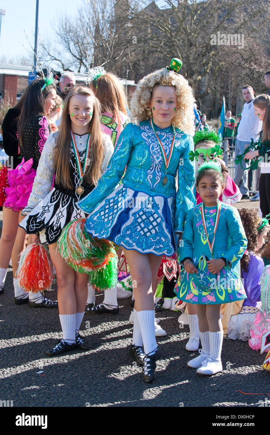 Birmingham, West Midlands, Regno Unito. 16 marzo 2014. La festa di san Patrizio Parade è il momento clou di San Patrizio Festival Birmingham - tre settimane di celebrazione della cultura irlandese. Istituito nel 1996, San Patrizio Festival Birmingham è una organizzazione senza scopo di lucro messo su prevalentemente da personale volontario e finanziato con la sponsorizzazione da parte di Birmingham City Council, le imprese locali, organizzazioni della comunità e di sovvenzioni alle organizzazioni. Il tema di quest anno è Irish i miti e le leggende e la sfilata sarà guidato da Olliphoist, un Irish Dragon. Credito: Graham M. Lawrence/Alamy Live News. Foto Stock