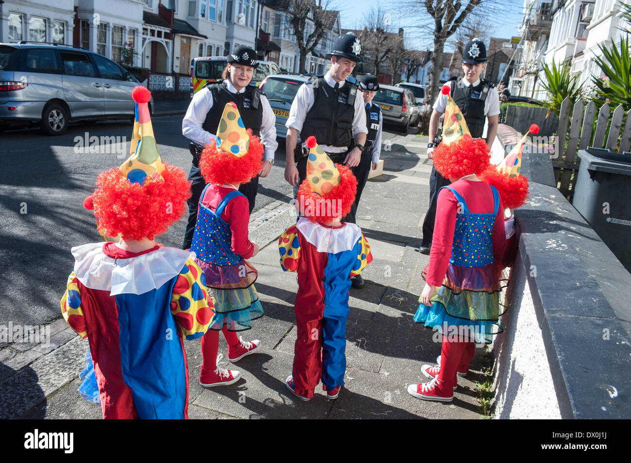 London, Regno Unito - 16 Marzo 2014: i bambini della comunità ebrea ortodossa di Stamford Hill parlare con gli ufficiali di polizia durante la festa di Purim, Foto Stock