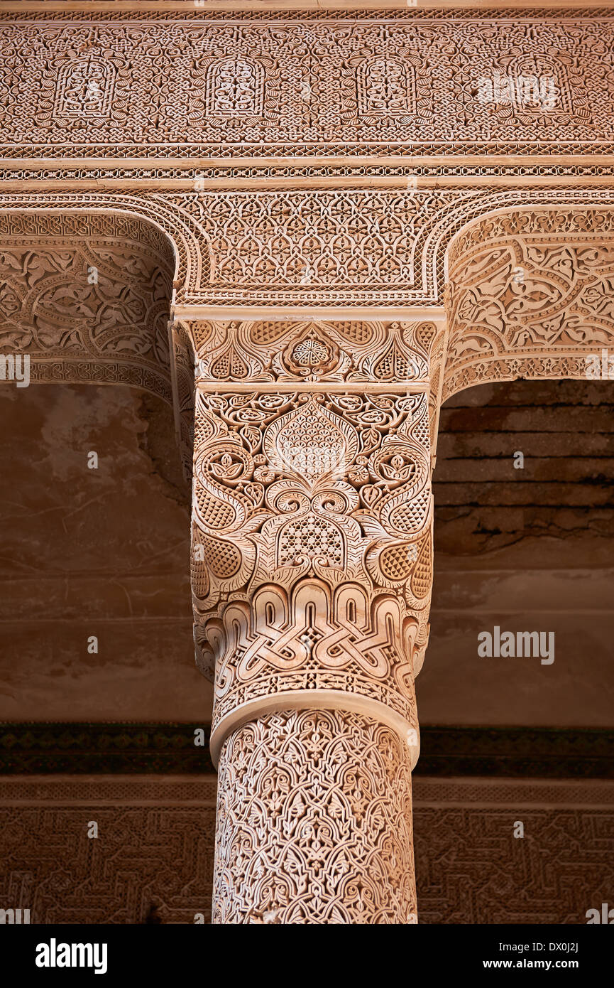 Berber Mocarabe Honeycomb intonaco lavoro colonne e capitelli di Riad della Kasbah di Telouet, Atlante, Marocco Foto Stock