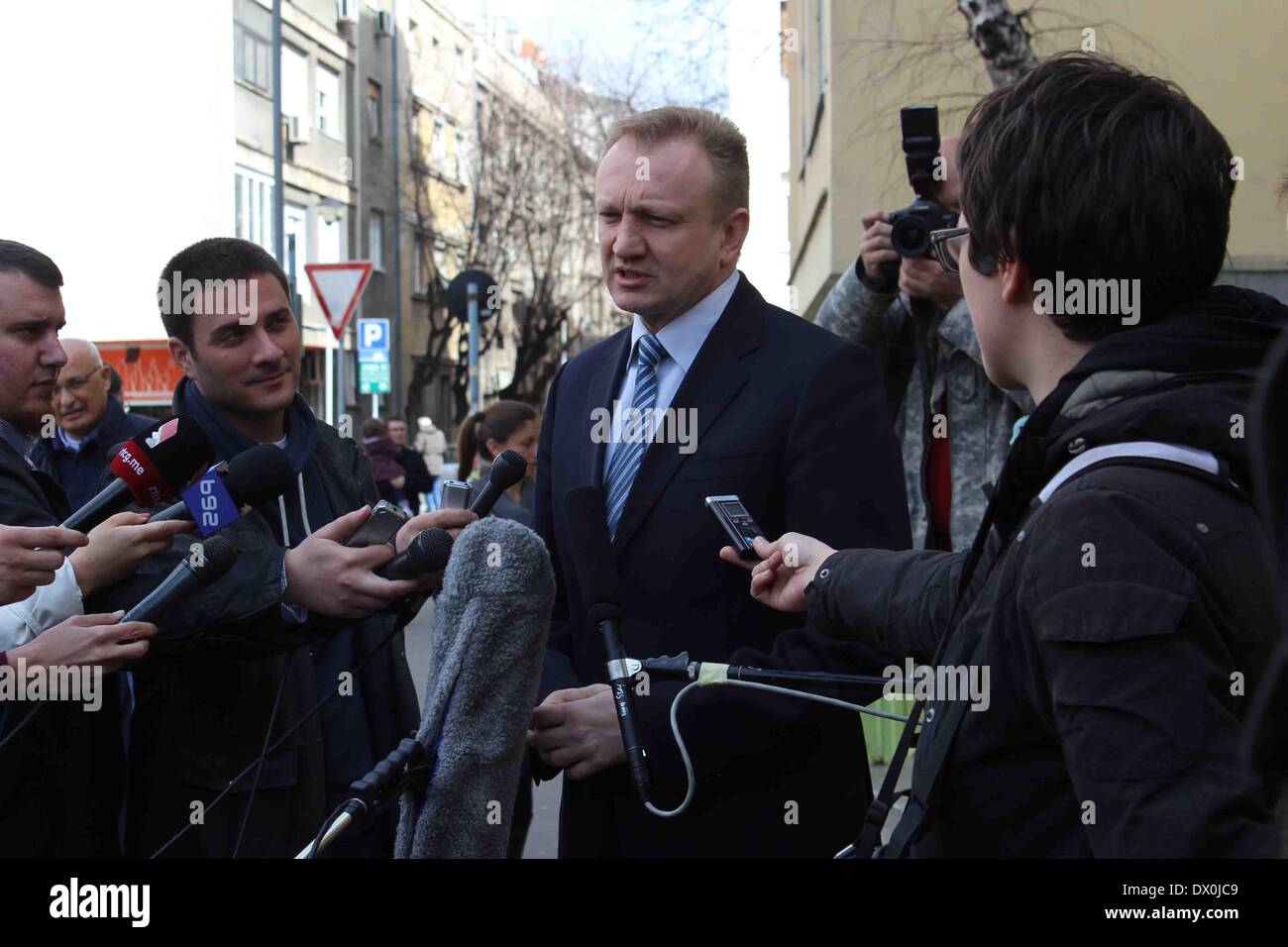 A Belgrado, in Serbia. 16 Mar, 2014. Leader dell opposizione democratici di Dragan Djilas (seconda R) risponde alle domande dei media dopo la votazione in corrispondenza di una stazione di polling a Belgrado, capitale della Serbia, 16 marzo 2014. I seggi elettorali in tutta la Serbia ha aperto la domenica mattina per più di 6,7 milioni di elettori di eleggere un nuovo 250-sede del parlamento. Credito: Namanja Cabric/Xinhua/Alamy Live News Foto Stock