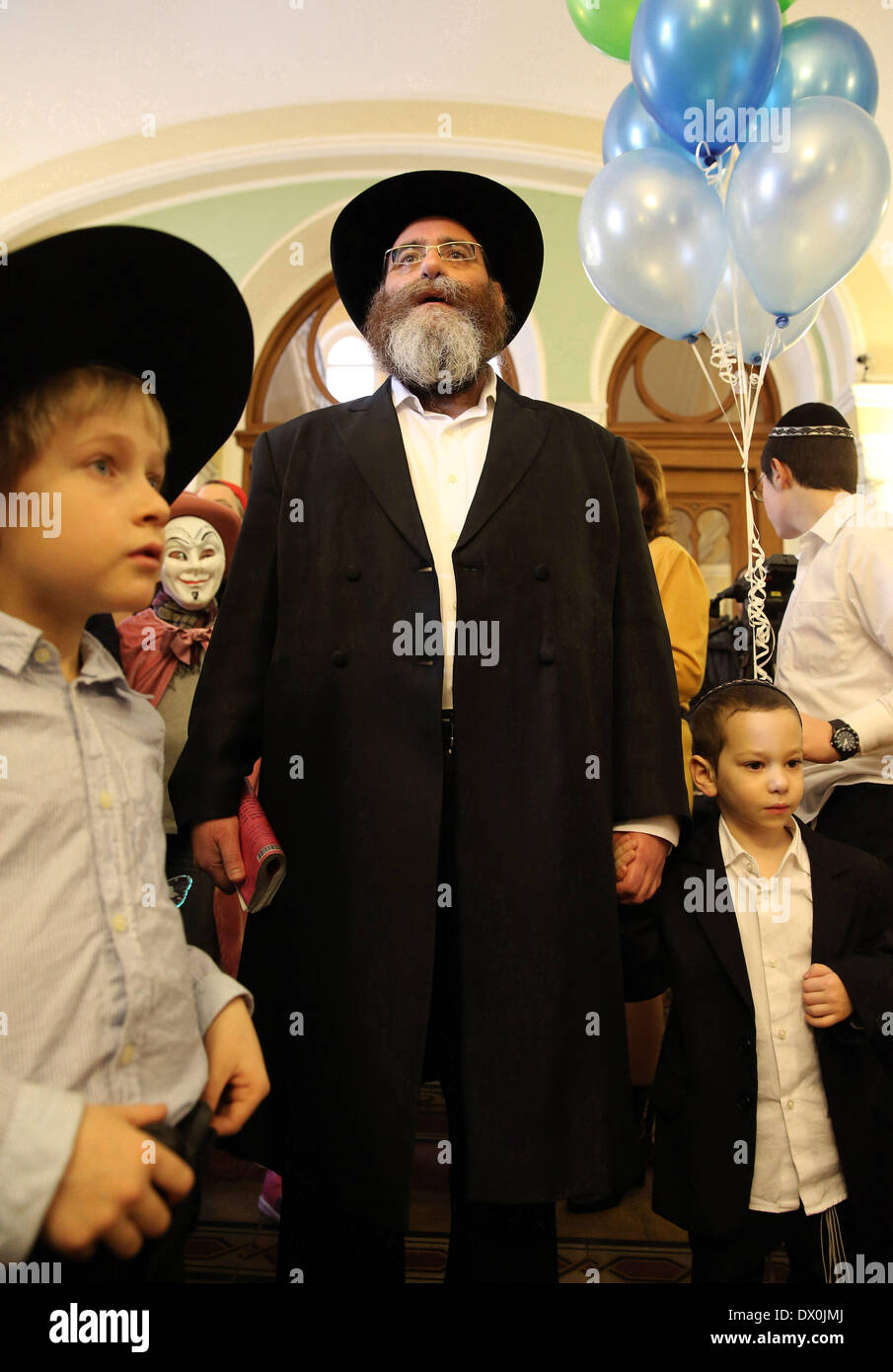 San Pietroburgo, Russia. 16 Mar, 2014. Nella grande sinagoga corale è stata una festa ebraica ''Purim Circus'', per bambini 4-12 anni e i loro genitori. Circus ha mostrato di nuovo la classica storia del re Assuero, Haman, Mardocheo ed ester. Nella foto: il Rabbino Capo di San Pietroburgo Menachem Mendel Pevzner. Credito: Andrey Pronin/ZUMAPRESS.com/Alamy Live News Foto Stock