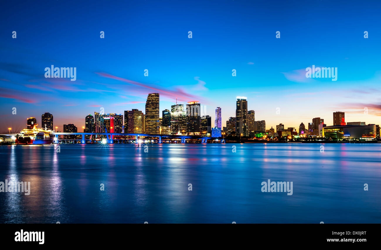 Miami skyline della città panorama al tramonto con grattacieli urbano oltre il mare con la riflessione Foto Stock