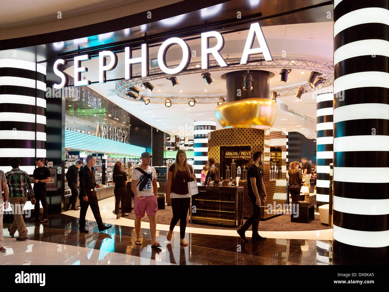 Sephora Store Dubai - l'esterno del negozio Sephora nel Dubai Mall, Dubai, Emirati Arabi Uniti, Medio Oriente Foto Stock