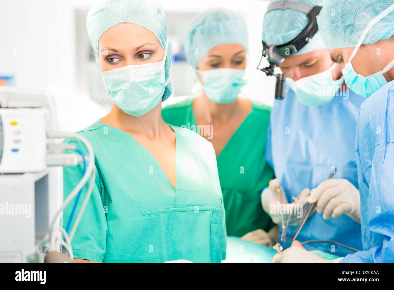 Medico équipe chirurgica in sala operatoria o funzionamento theter dell ospedale lavora in situazione di emergenza Foto Stock