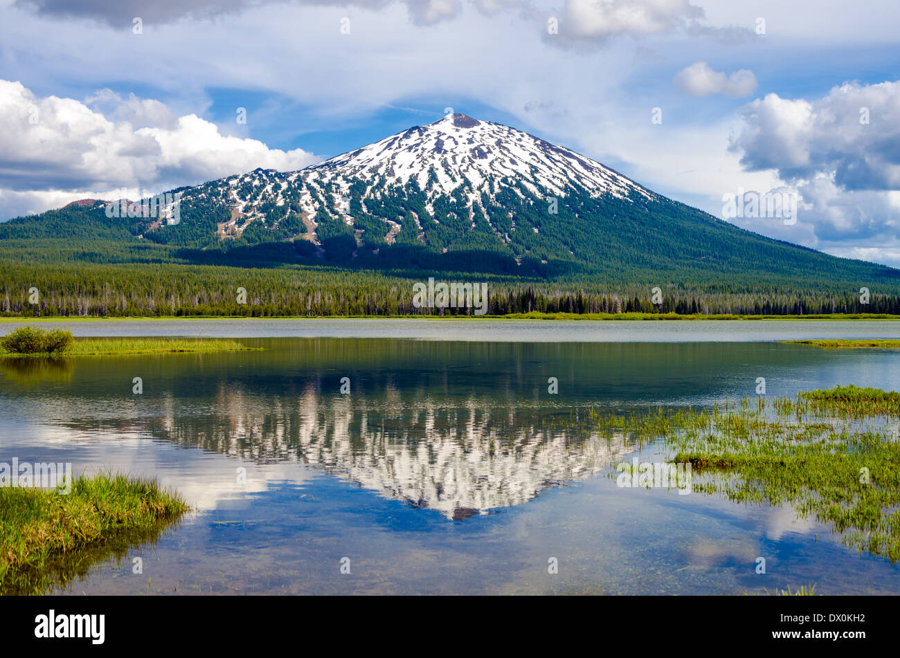 Vista del monte Bachelor in Oregon con una riflessione in un lago Foto Stock