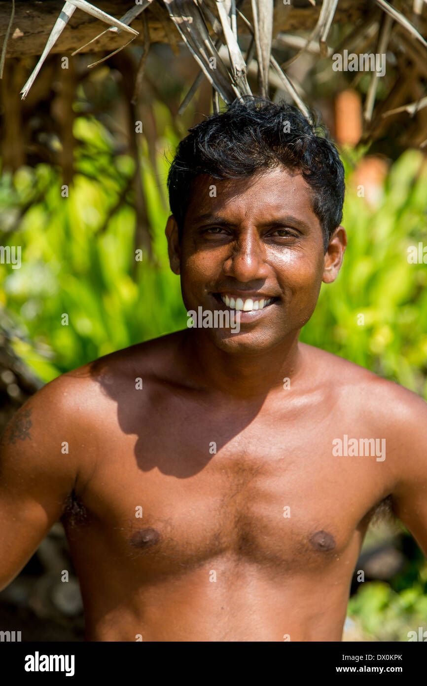Pescatore a Hikkaduwa nello Sri Lanka Foto Stock