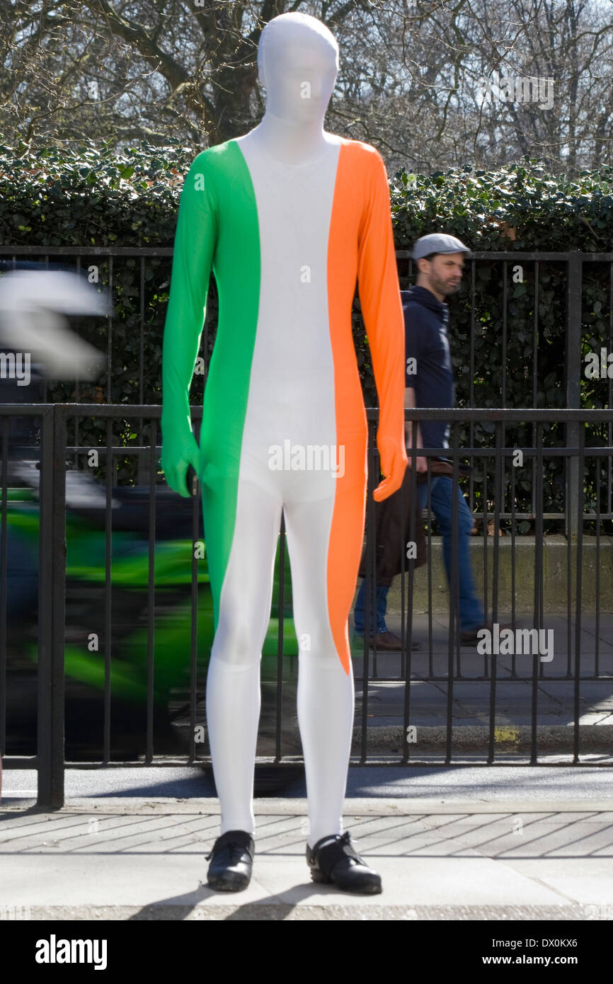 Uomo in un irlandese Morphsuit colorato a Londra per il giorno di San Patrizio Parade Foto Stock
