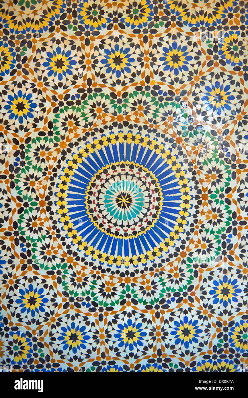 Berber Zellige piastrelle decorative all'interno del riad della Kasbah Telouet, Atlante, Marocco. Foto Stock