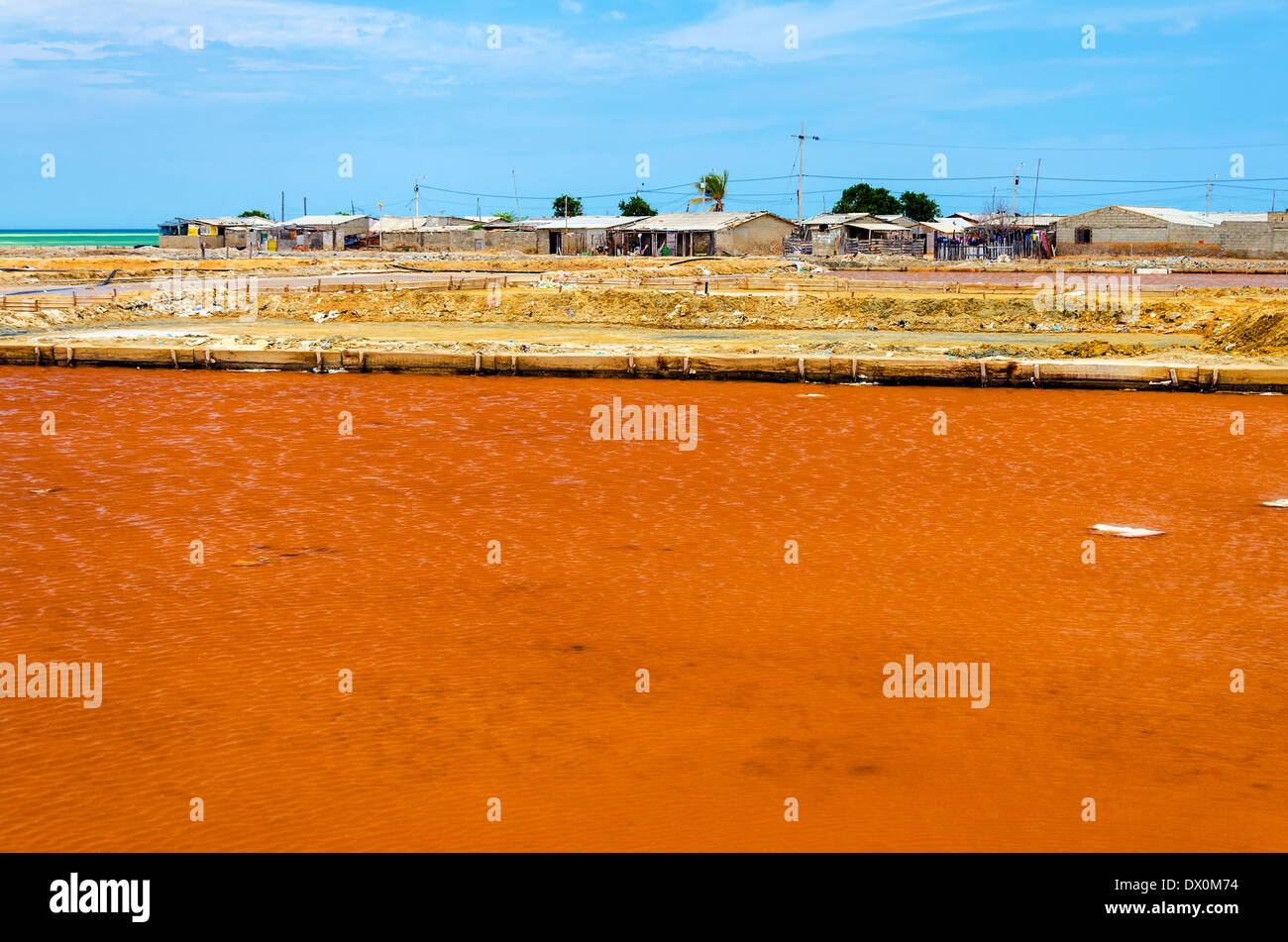 Sale rosso piscina da una delle baraccopoli in Manaura, Colombia Foto Stock