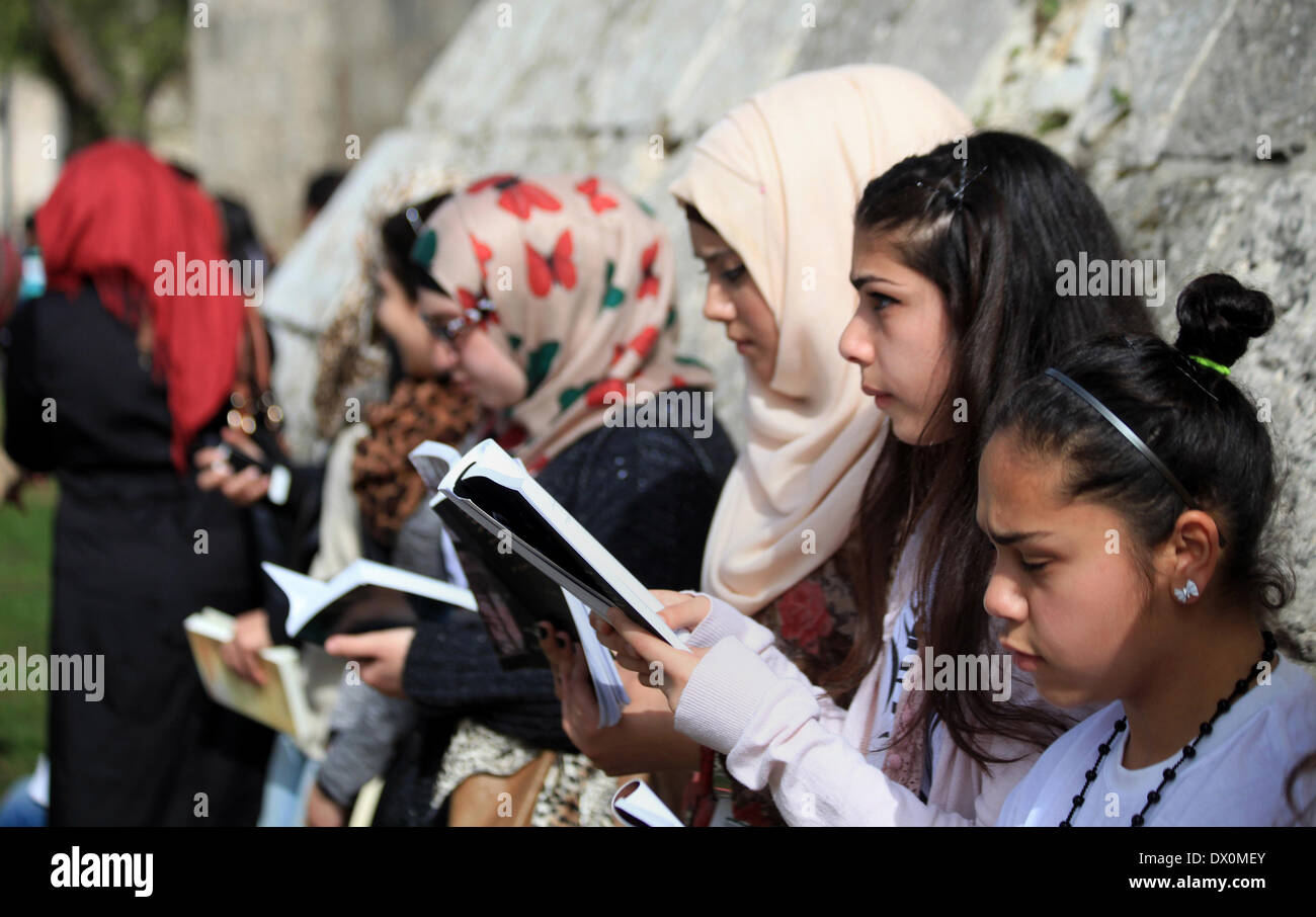 Gerusalemme, Gerusalemme, Territorio palestinese. 16 Mar, 2014. Attivisti palestinesi partecipano a una lettura catena umana in Gerusalemme la città vecchia, 16 marzo 2014. Circa di 7000 attivisti palestinesi si sono riuniti nella lettura più lunga catena umana intorno alle mura della citta' vecchia, coincide con la partecipazione di 8000 attivisti da Betlemme al-Ram, Ismailia in Egitto e Oman Credito: Saeed Qaq APA/images/ZUMAPRESS.com/Alamy Live News Foto Stock