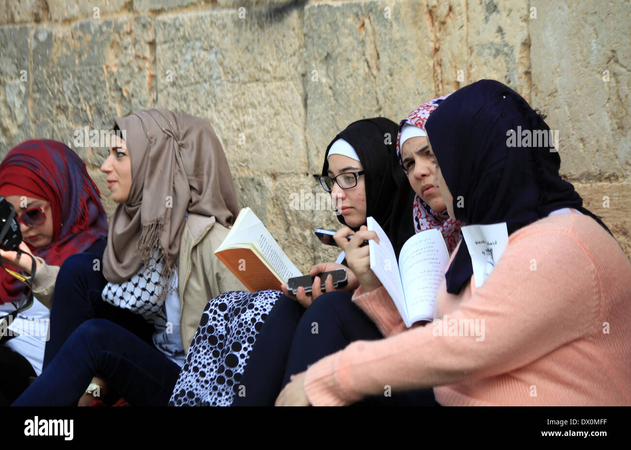 Gerusalemme, Gerusalemme, Territorio palestinese. 16 Mar, 2014. Attivisti palestinesi partecipano a una lettura catena umana in Gerusalemme la città vecchia, 16 marzo 2014. Circa di 7000 attivisti palestinesi si sono riuniti nella lettura più lunga catena umana intorno alle mura della citta' vecchia, coincide con la partecipazione di 8000 attivisti da Betlemme al-Ram, Ismailia in Egitto e Oman Credito: Saeed Qaq APA/images/ZUMAPRESS.com/Alamy Live News Foto Stock
