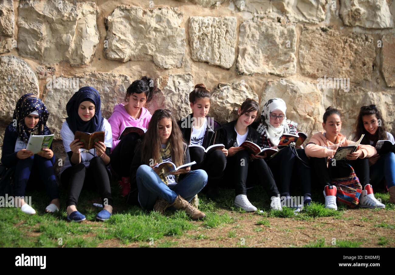 Gerusalemme, Gerusalemme, Territorio palestinese. 16 Mar, 2014. Attivisti palestinesi partecipano a una lettura catena umana in Gerusalemme la città vecchia, 16 marzo 2014. Circa di 7000 attivisti palestinesi si sono riuniti nella lettura più lunga catena umana intorno alle mura della citta' vecchia, coincide con la partecipazione di 8000 attivisti da Betlemme al-Ram, Ismailia in Egitto e Oman Credito: Saeed Qaq APA/images/ZUMAPRESS.com/Alamy Live News Foto Stock