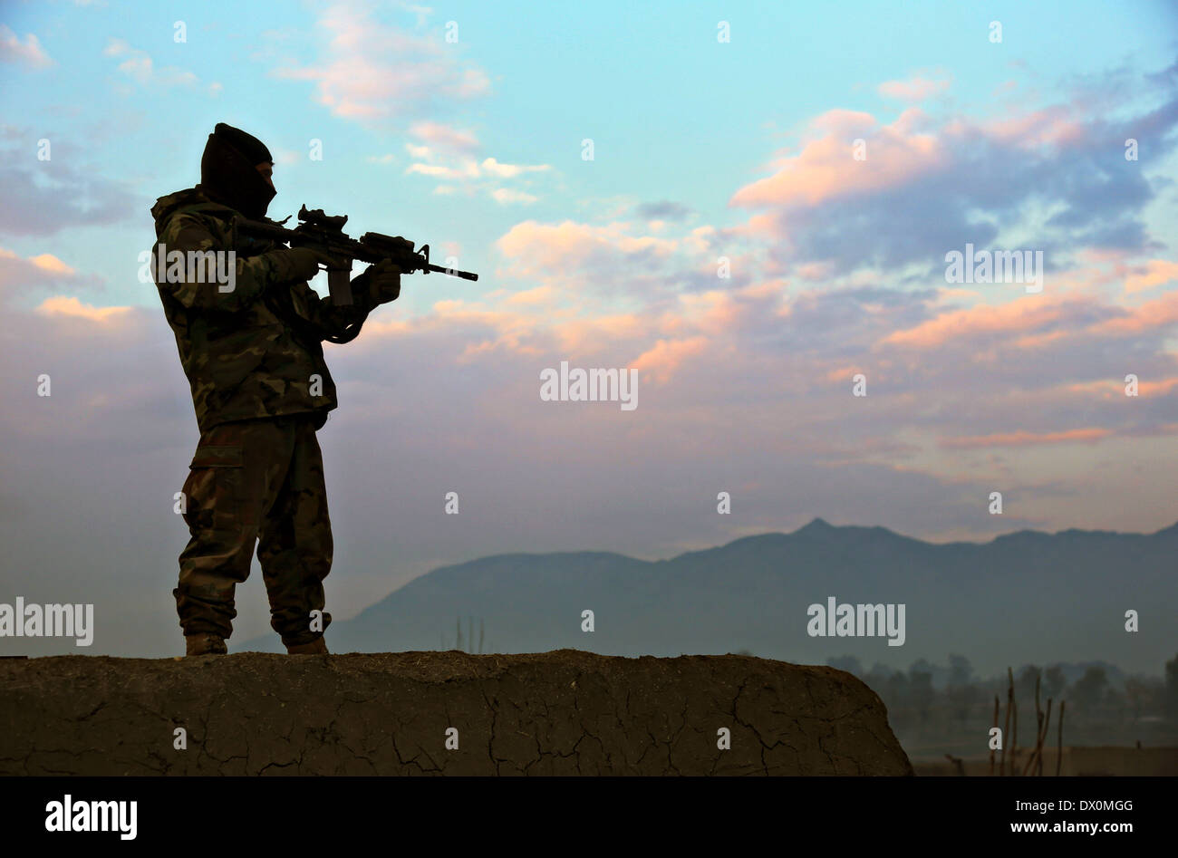 L Esercito nazionale afgano operazione speciale commando con il 1° Tolai, 6 Operazioni Speciali Kandak fornisce la sicurezza durante un funzionamento 10 gennaio 2014 in Bati Kot distretto, provincia di Nangarhar, Afghanistan. Foto Stock