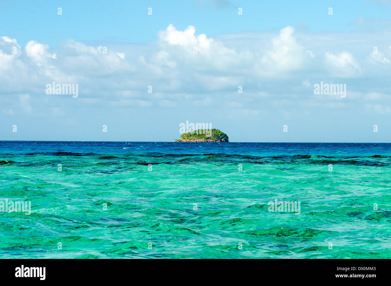 Piccola isola verde all'orizzonte del Mare dei Caraibi vicino a San Andrés y Providencia, Colombia Foto Stock