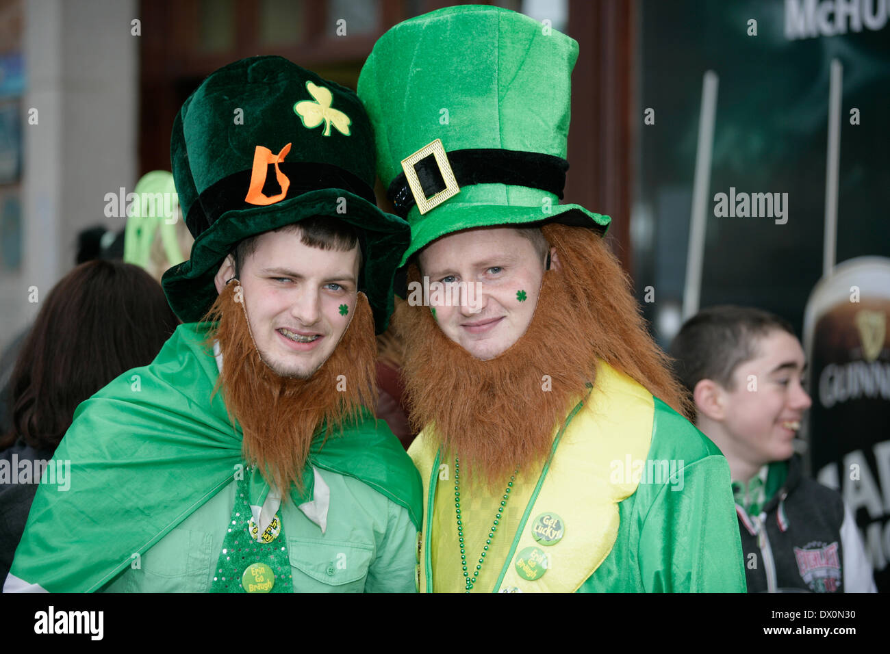Belfast Regno Unito, 16 marzo, 2014.due ragazzi vestito come Leprechauns su il giorno di San Patrizio a Belfast Foto Stock