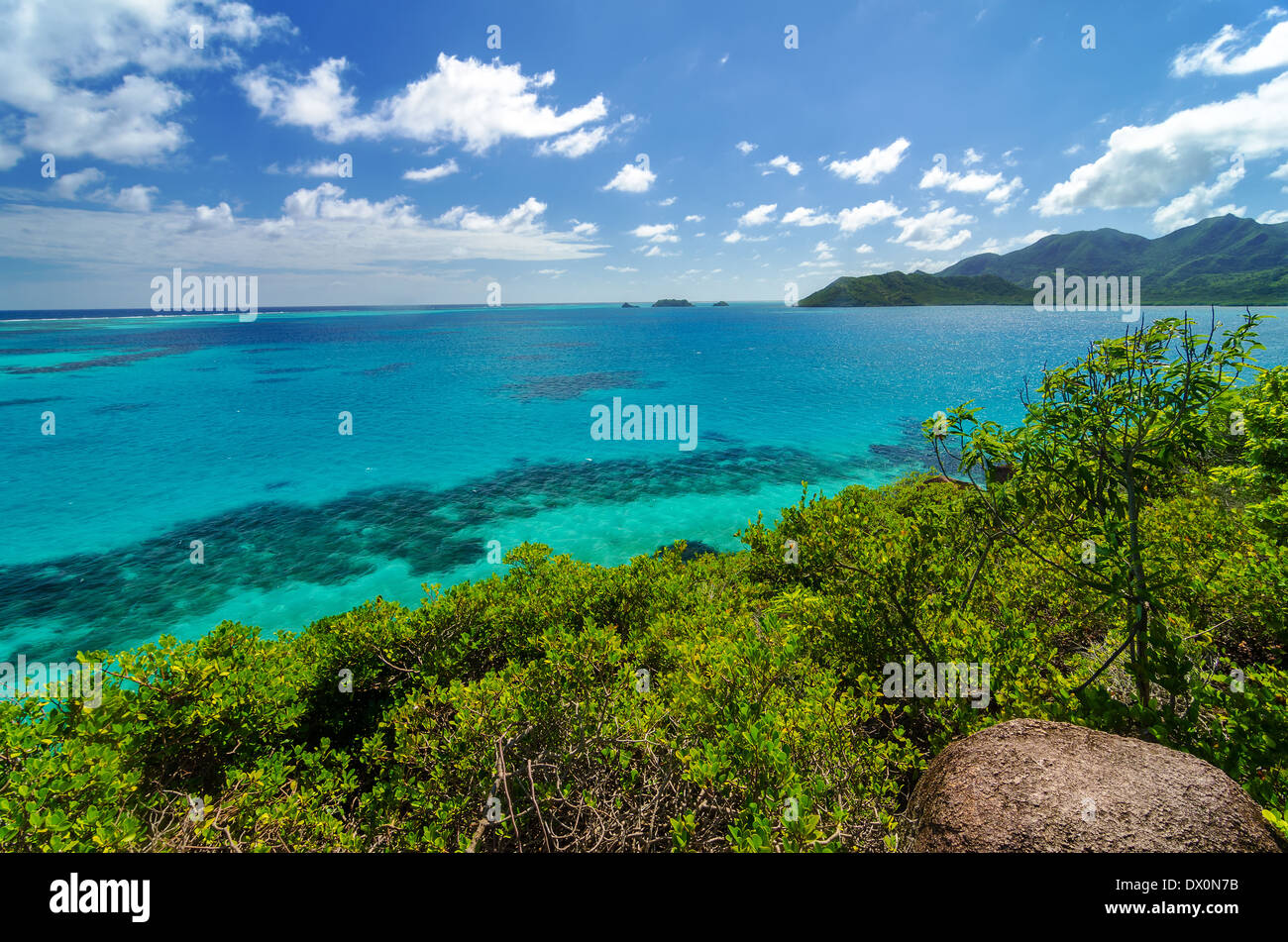 Vista del paesaggio di turchese del Mare dei Caraibi e lussureggiante verde tropicale Isola di San Andres y Providencia, Colombia Foto Stock